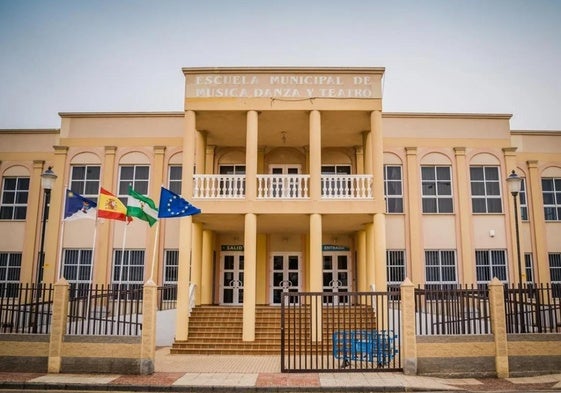 Fachada de la Escuela de Música, Danza y Teatro de la localidad de Roquetas.