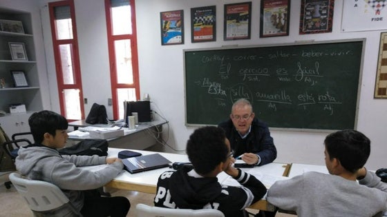 Vícar firma un convenio para llevar el Proyecto Guía a más aulas durante este curso