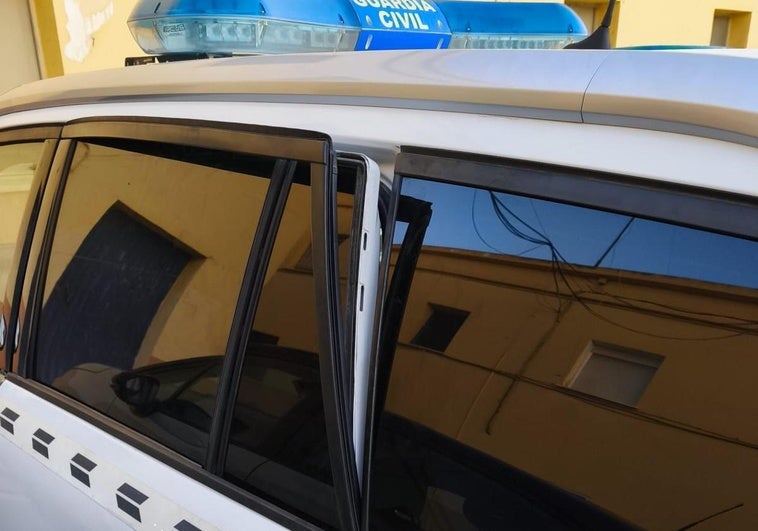 Una mujer llama a la Guardia Civil para que eche de su casa a dos hombres, se resisten y terminan agrediendo a los agentes