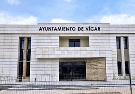 Así se encontraba la fachada del Ayuntamiento de Vícar este miércoles, con el nombre ya perfectamente visible para los ciudadanos.