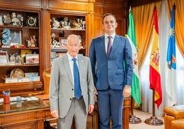 El alcalde de Roquetas de Mar, Gabriel Amat, en su despacho junto al Cónsul de Rumanía en Almería.