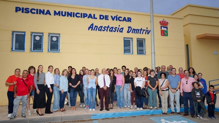 Vícar homenajea a Anastasia Dmyitriv dando su nombre a la Piscina Municipal