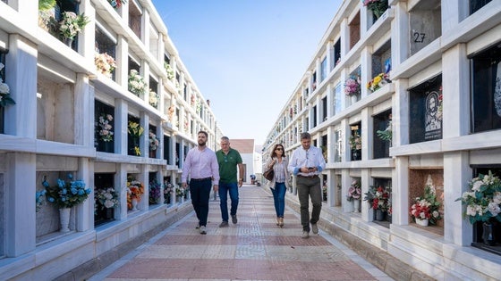 Roquetas instala más de 180 nuevos nichos en los cementerios