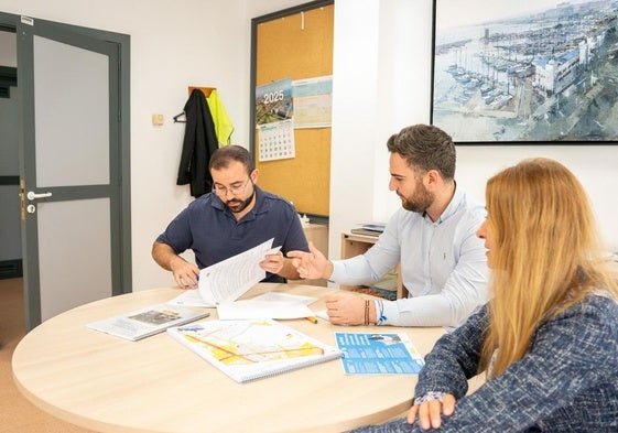 El concejal de Medio Ambiente, Juan Carlos Muyor, revisa documentos de distintas índoles.