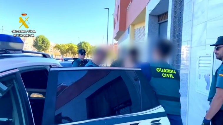 A prisión por apuñalar de gravedad a un hombre en el portal de su casa en Roquetas