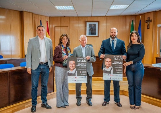 El acto de presentación se ha llevado a cabo en el Salón de Plenos del Ayuntamiento de Roquetas.