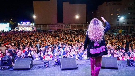 Miles de personas disfrutan de la música de los 90 en la Gran Castañada de Vícar