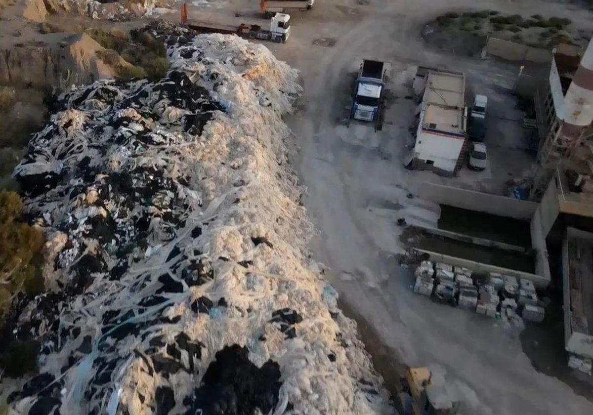 Condenado el dueño del gran vertedero clandestino que operó durante una década en Roquetas de Mar