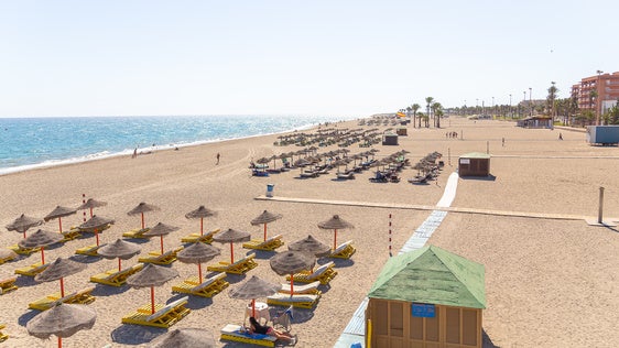 Roquetas avanza en el plan de renovación de pasarelas y papeleras en varias playas