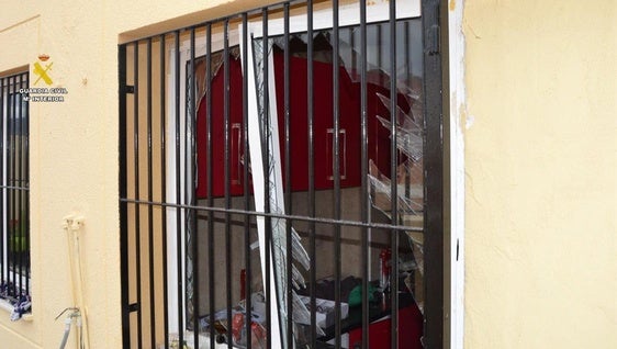 Investigan una explosión con diez botes de insecticida y un herido en una vivienda de Vícar