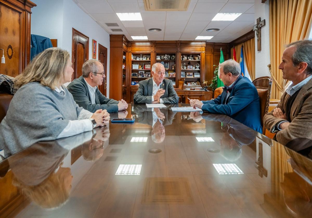 Un momento ante la firma del nuevo convenio de colaboració en el Ayuntamiento de Roquetas.