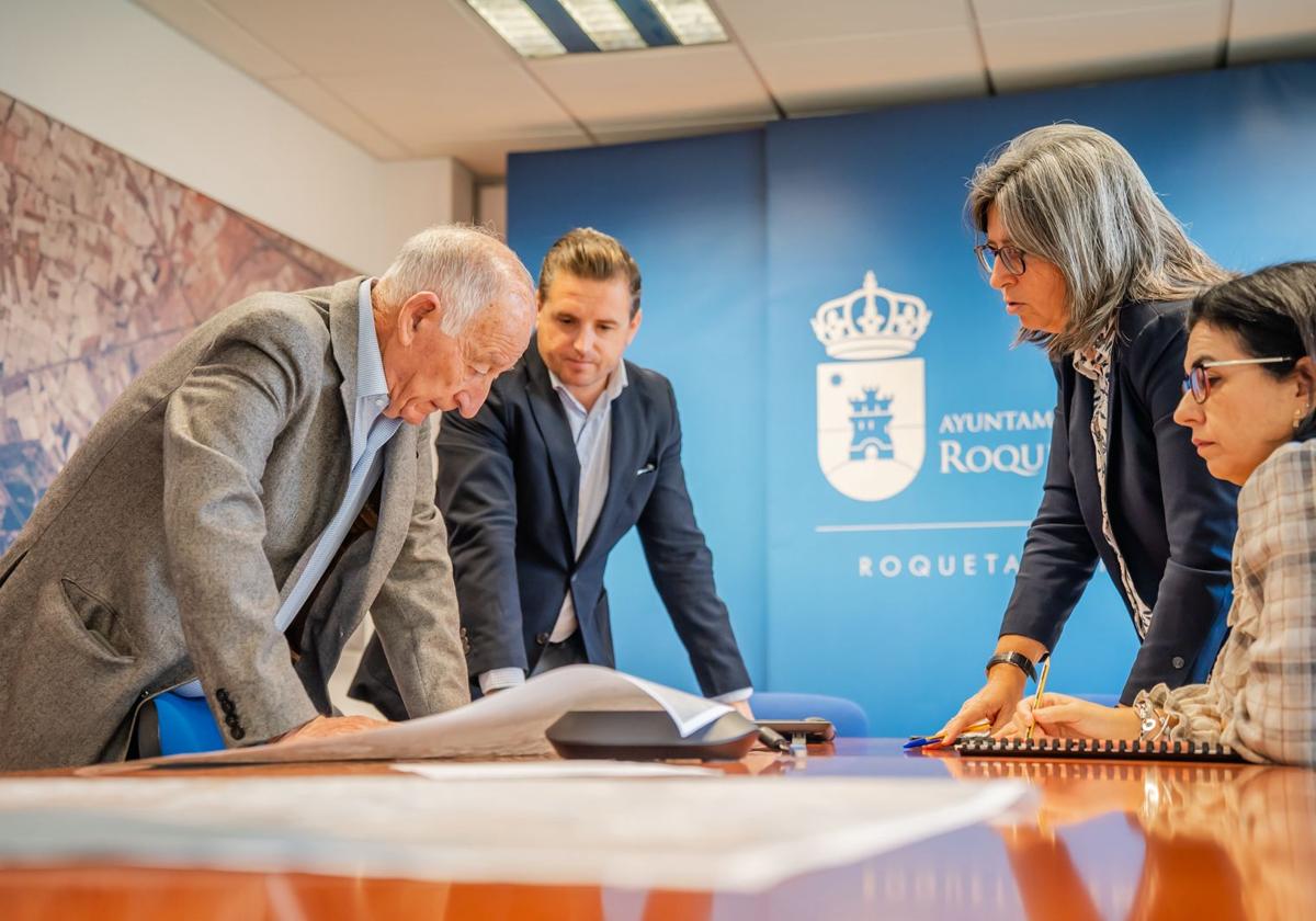 Una de las reuniones llevadas a cabo en el Ayuntamiento de Roquetas de Mar para tratar esta temática.
