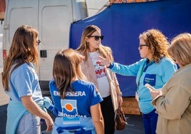 La concejala conversa con enfermeras en Roquetas.