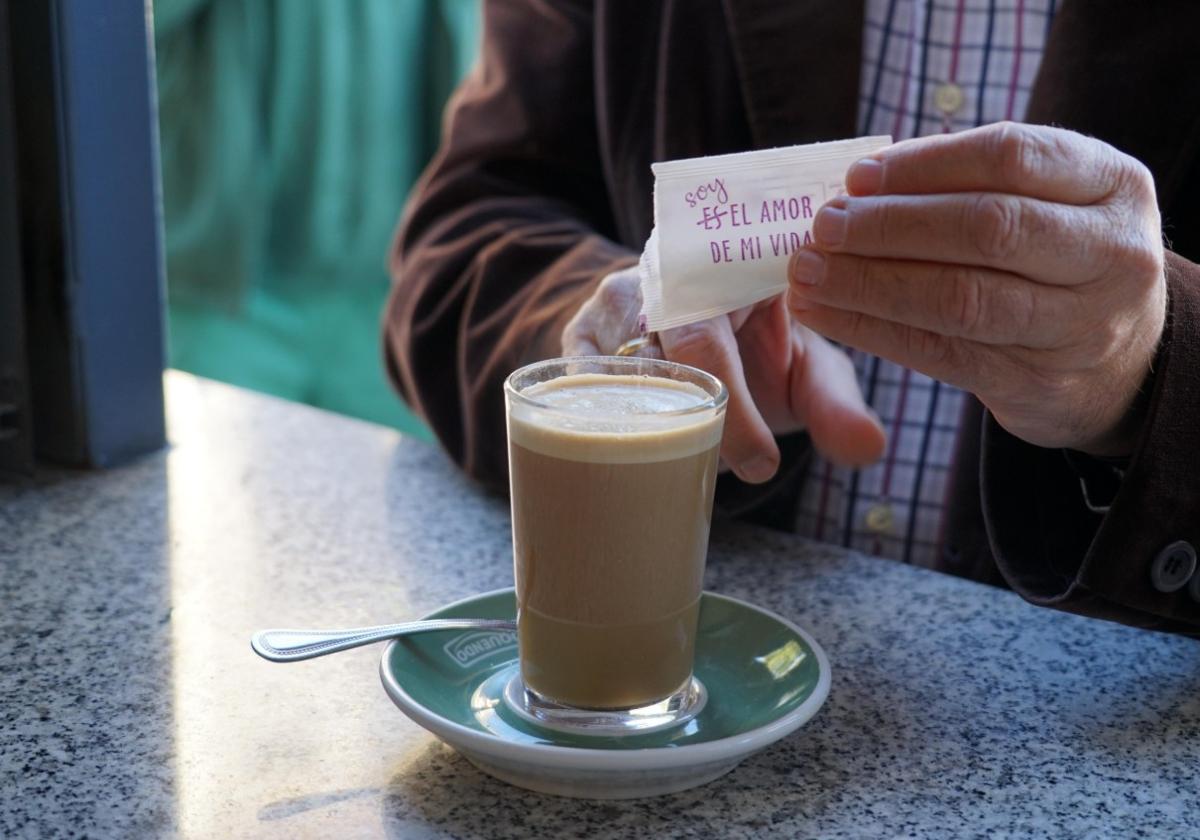 Uno de los sobrecillos de azúcar con mensajes en Vícar.