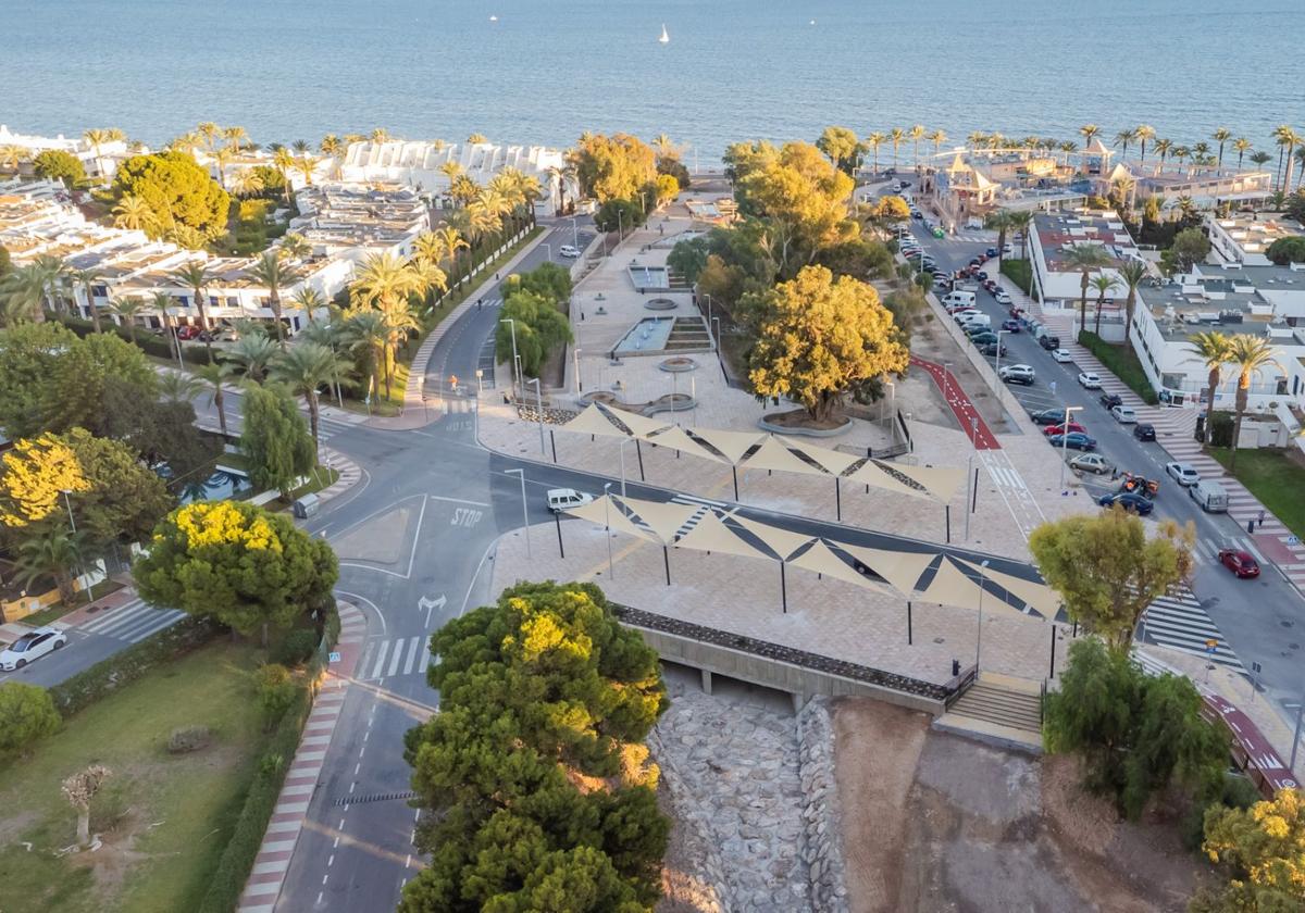 Vista del gran parque en el que se ha convertido la rambla de San Antonio.