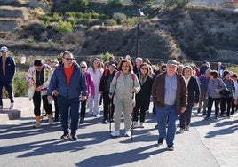 Senderistas realizan un recorrido.