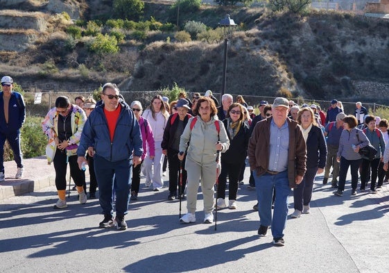 Senderistas realizan un recorrido.