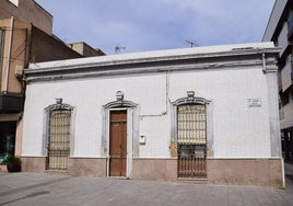 Fachada de la antigua Casa Anita, del siglo XIX, lugar donde se ubica en la actualidad Roquetas Global.
