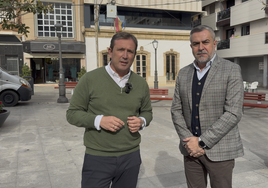 El edil socialista, Rafael Torres, y el diputado, Juan Antonio Lorenzo en la Plaza de la Contitución.