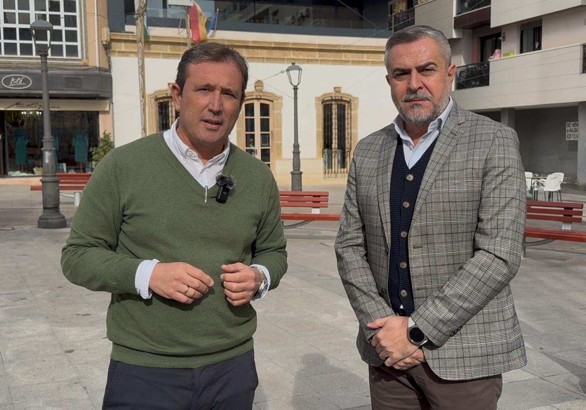 El edil socialista, Rafael Torres, y el diputado, Juan Antonio Lorenzo en la Plaza de la Contitución.