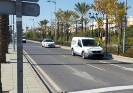 Una de las carreteras de la localidad de Vícar.