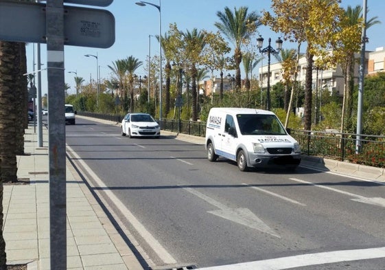Una de las carreteras de la localidad de Vícar.