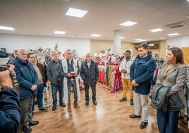 Un momento de la inauguración del rastrillo navideño en Roquetas.