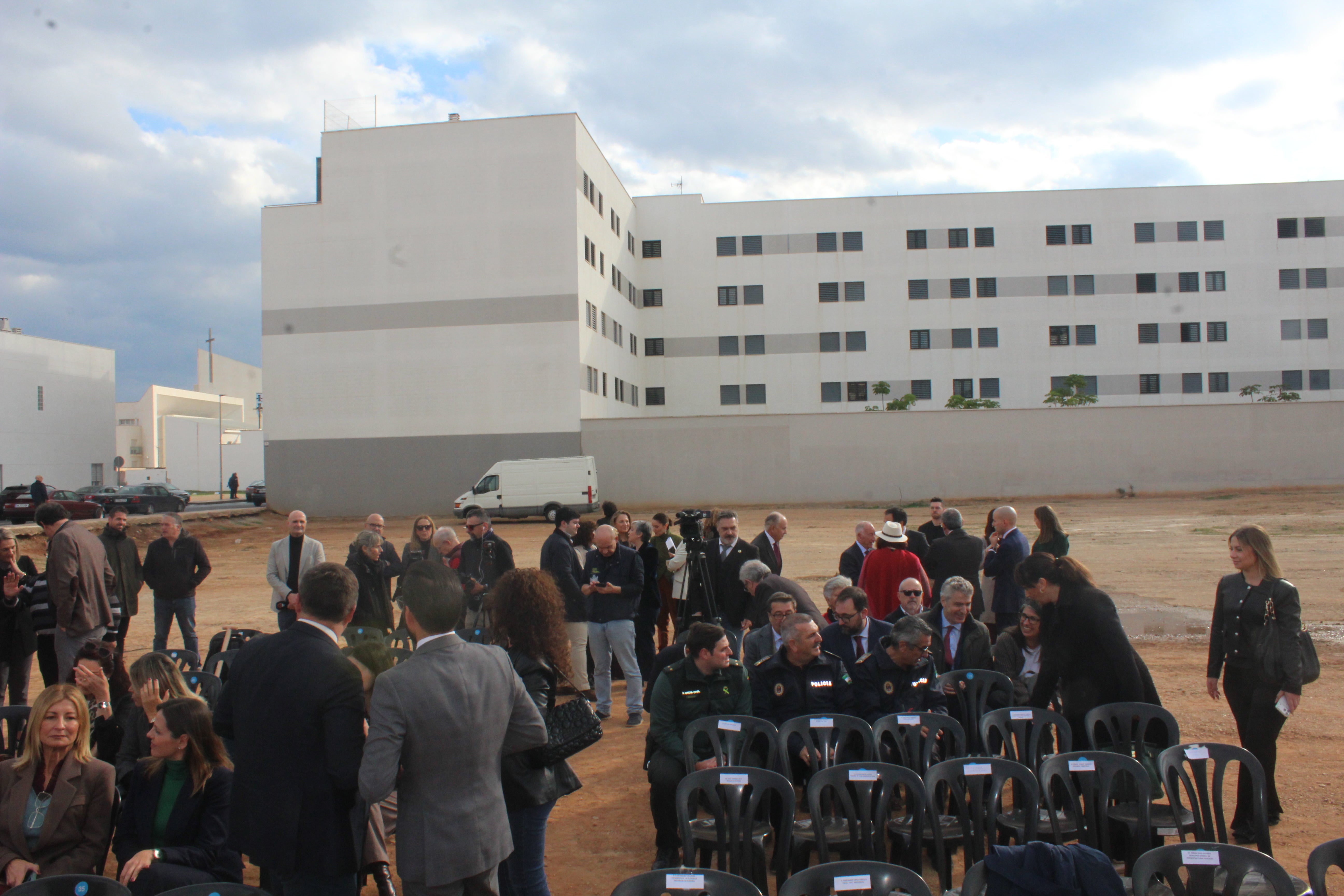 La primera piedra de la futura sede judicial de Roquetas, en imágenes