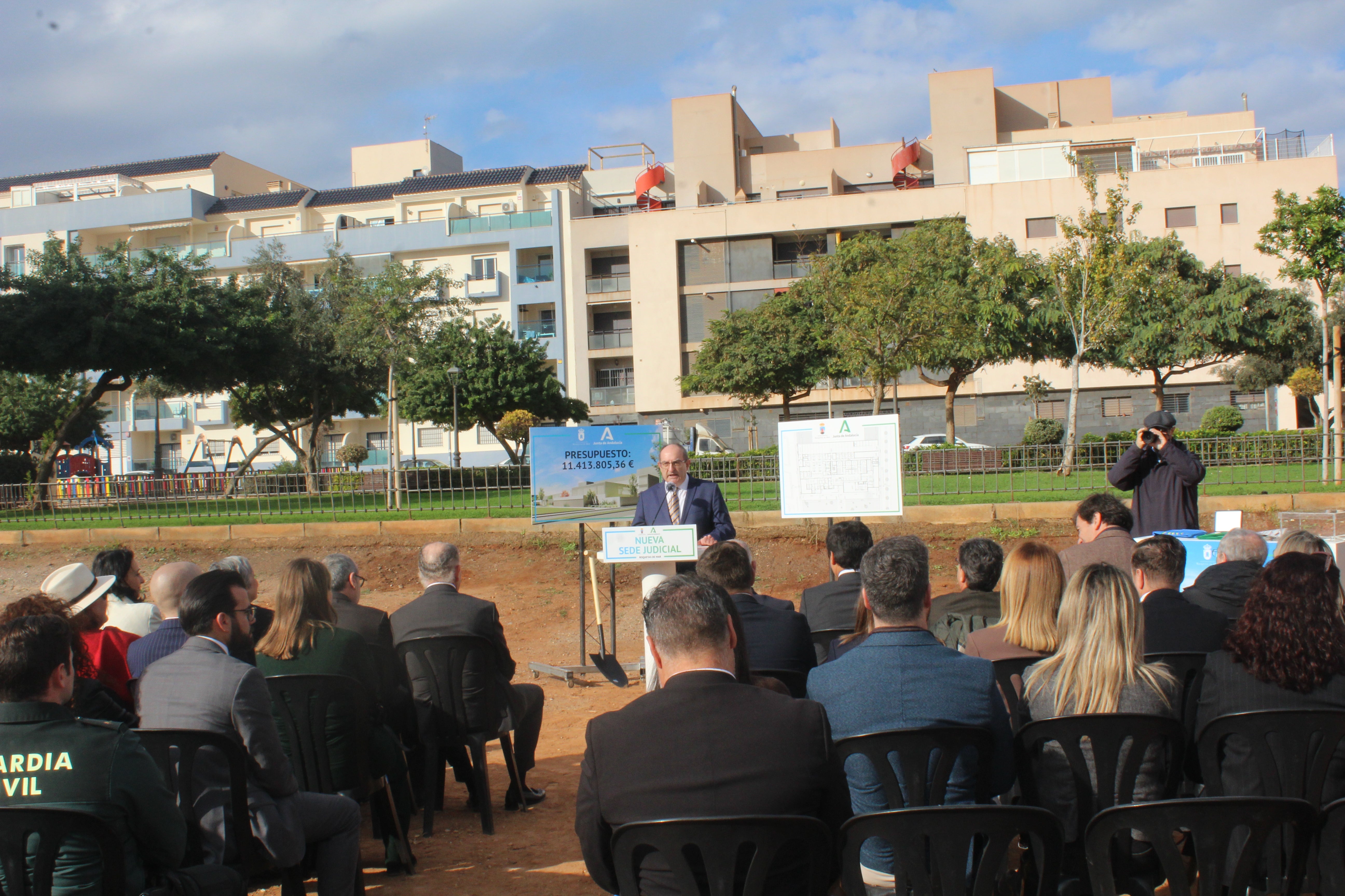 La primera piedra de la futura sede judicial de Roquetas, en imágenes