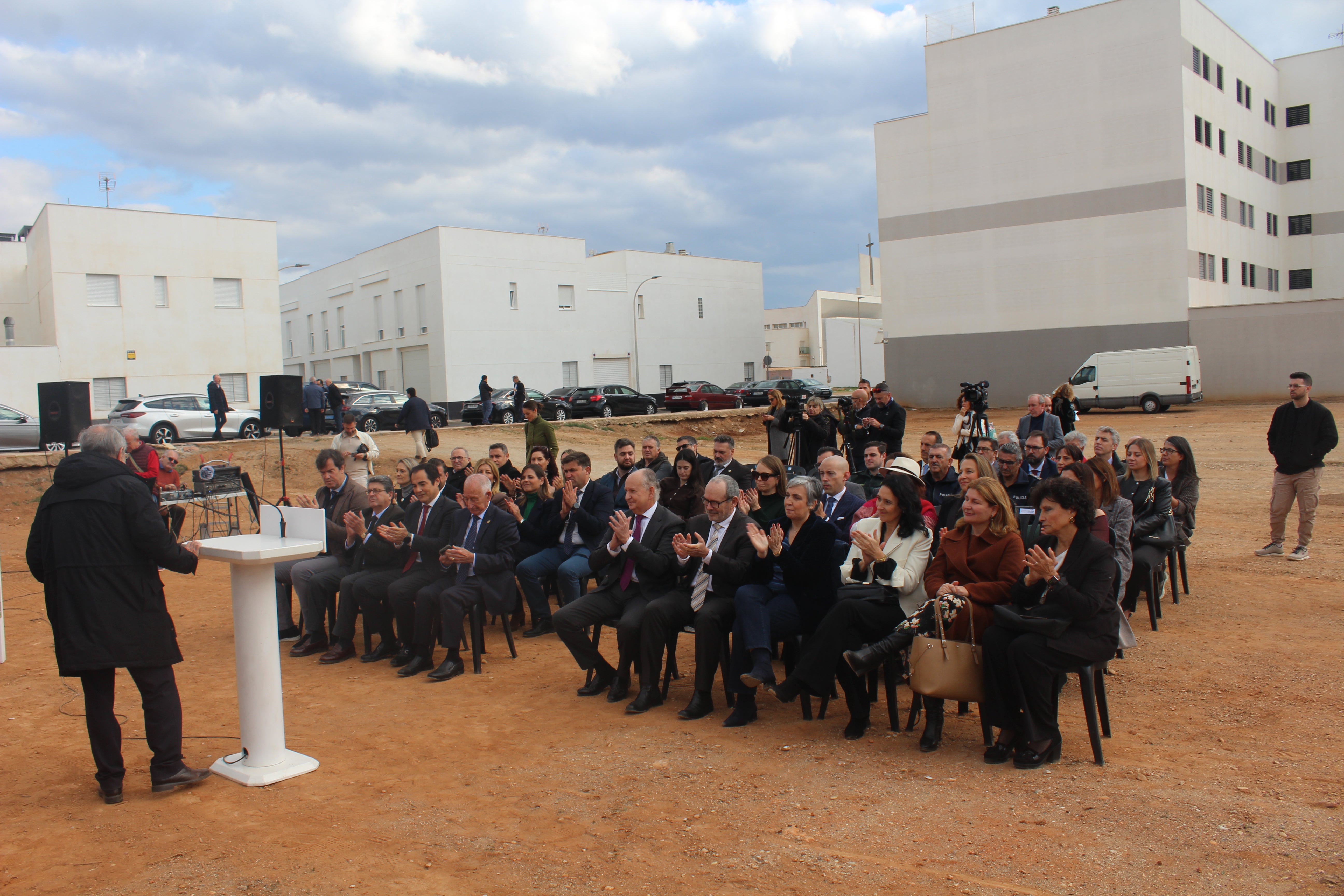 La primera piedra de la futura sede judicial de Roquetas, en imágenes