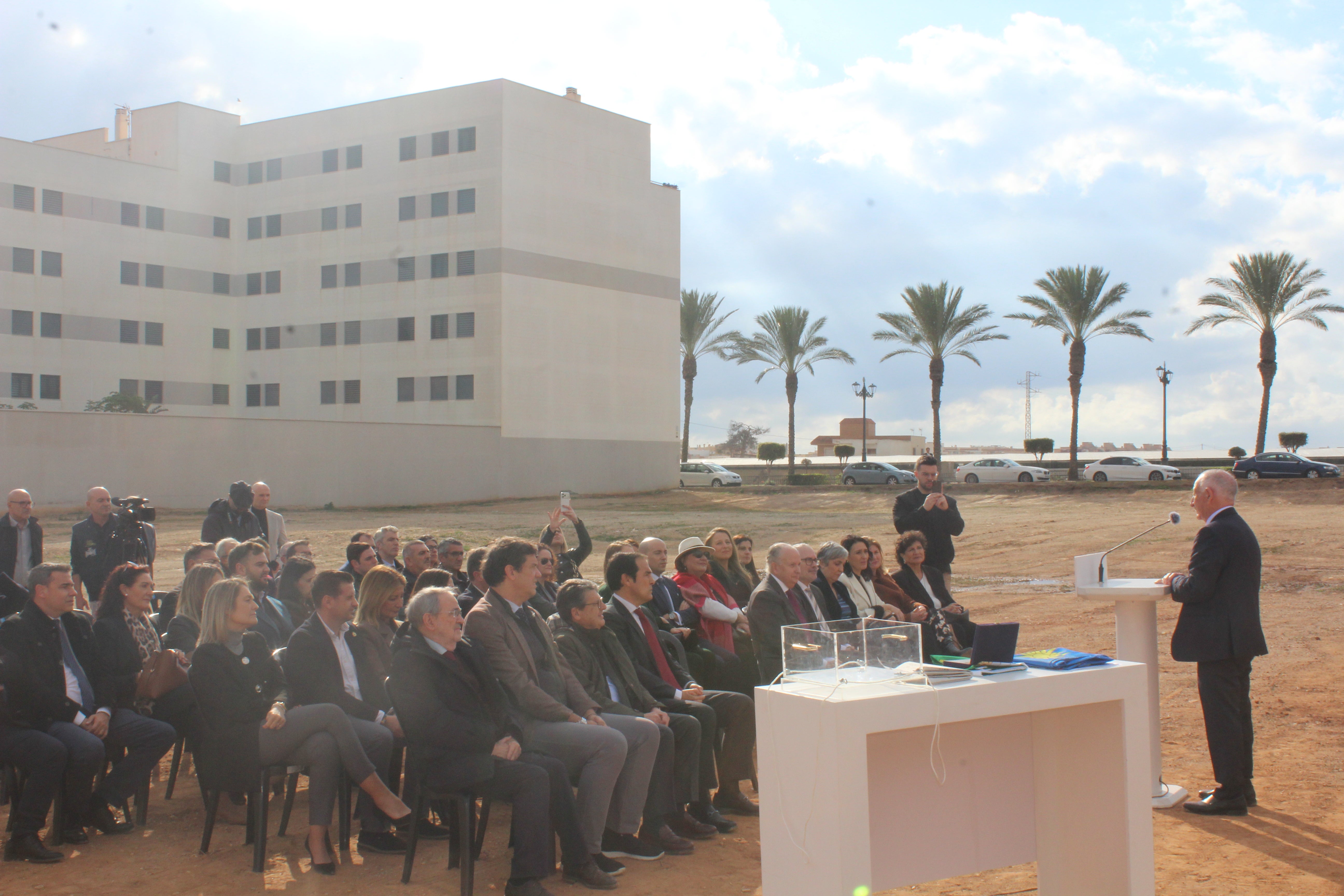 La primera piedra de la futura sede judicial de Roquetas, en imágenes