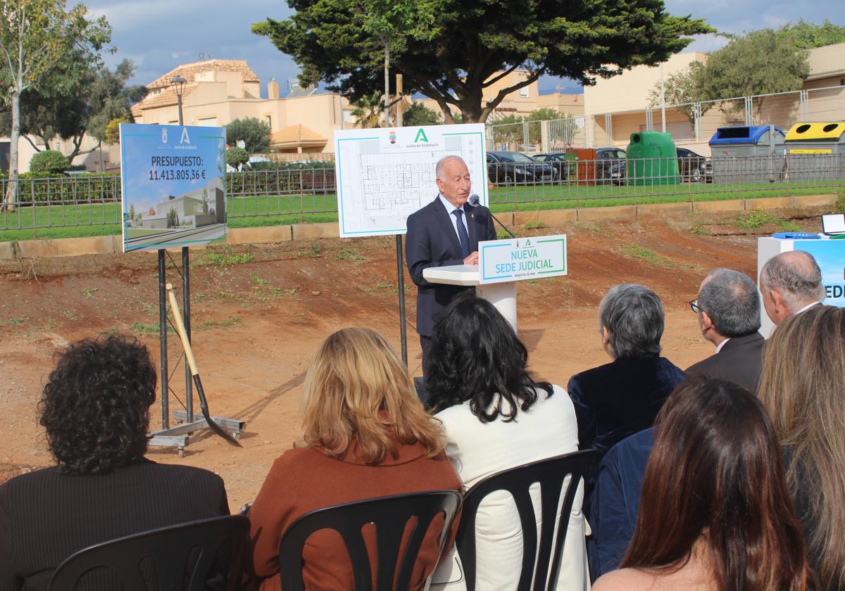 La primera piedra de la futura sede judicial de Roquetas, en imágenes