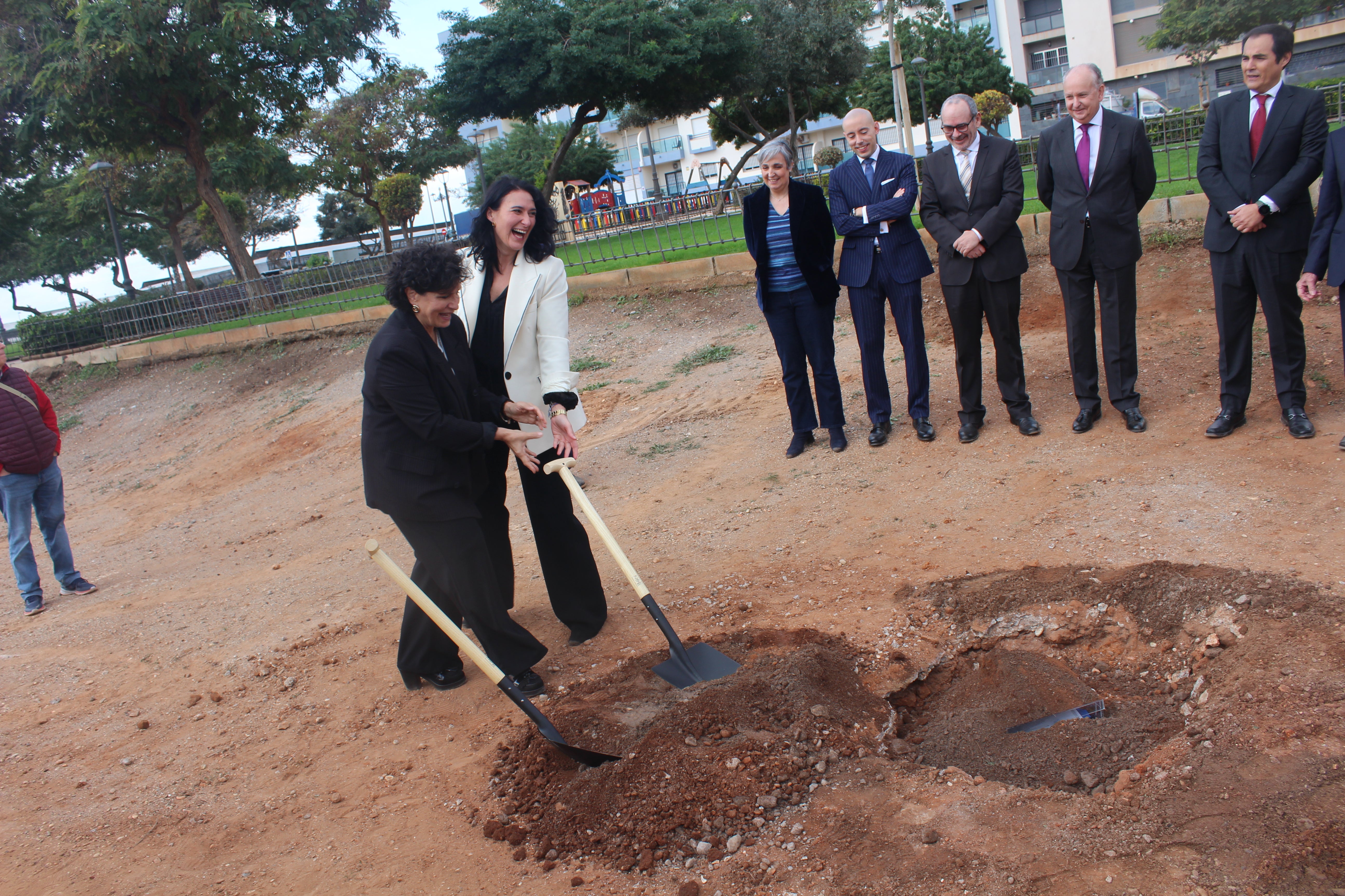 La primera piedra de la futura sede judicial de Roquetas, en imágenes