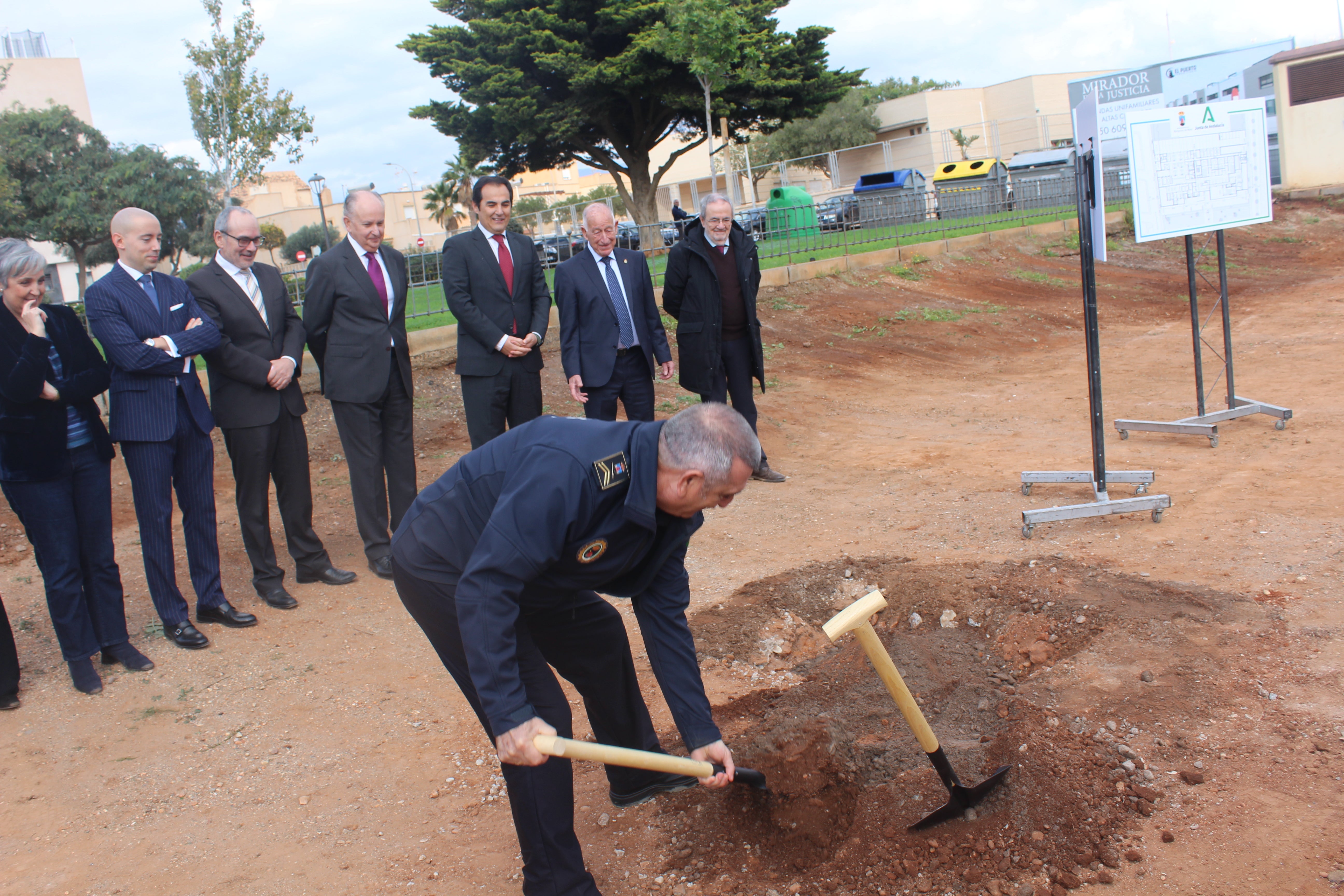 La primera piedra de la futura sede judicial de Roquetas, en imágenes