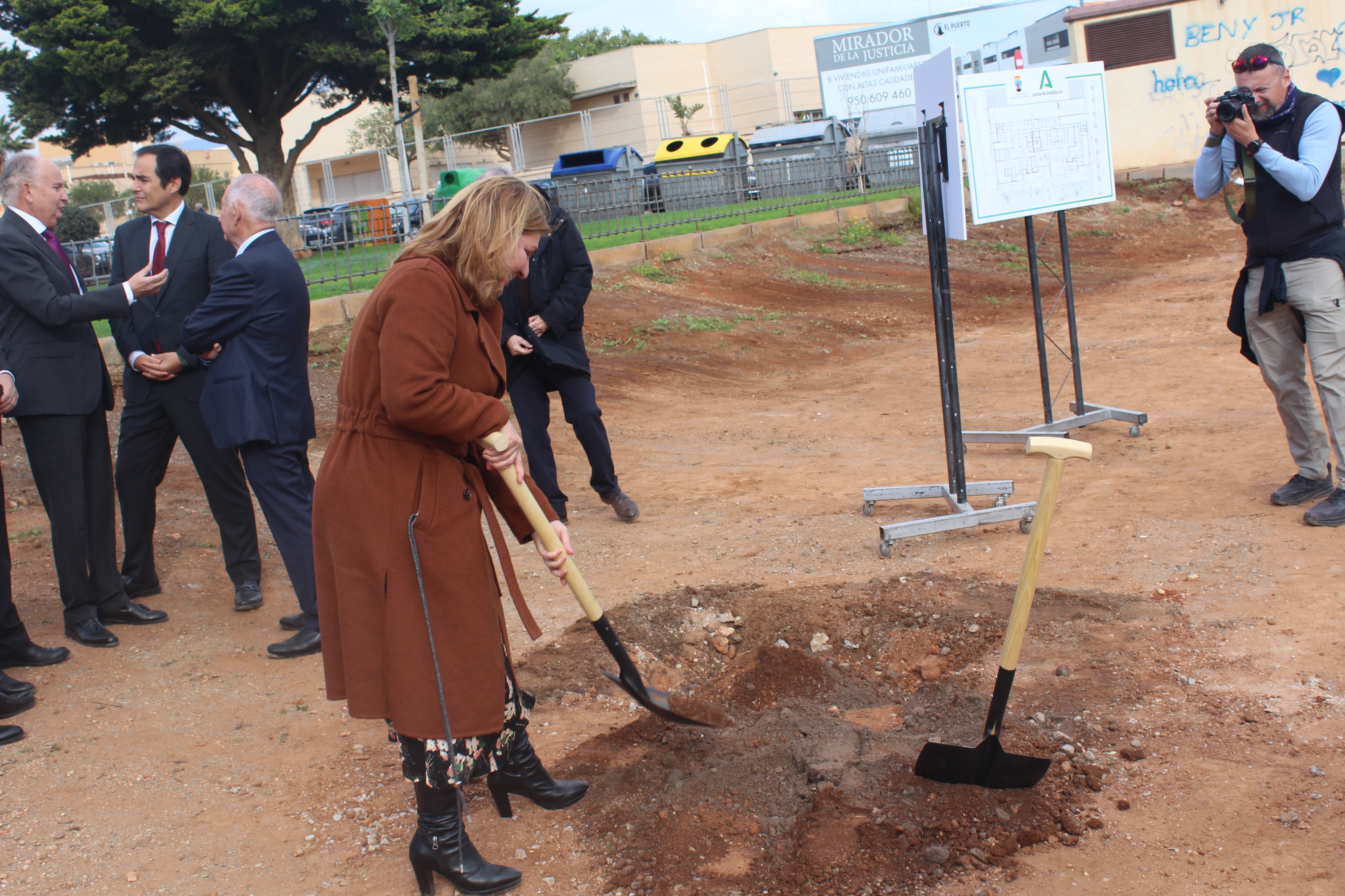 La primera piedra de la futura sede judicial de Roquetas, en imágenes