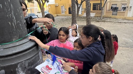 La comunidad gitana de La Lomilla y La Cimilla participan en talleres de decoración navideña