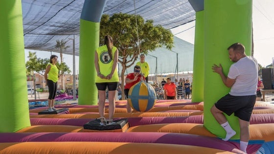 Fiesta de la nieve, hinchables, música y juego de lotería: el 'súper día navideño'
