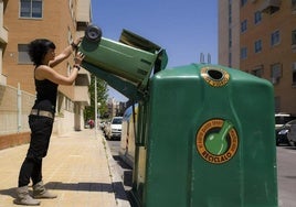 Una mujer recicla en esta localidad del Poniente.