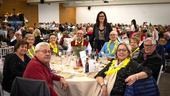 800 mayores disfrutan de la tradicional comida navideña de Roquetas