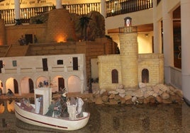 La procesión marítima de la Virgen del Carmen y Santa Ana, junto al Faro y al Castillo de Santa Ana.