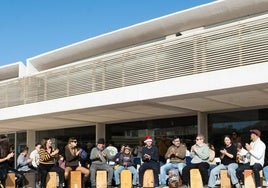 Un momento de la jornada en el exterior del Mercado de Abastos.
