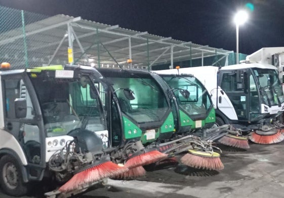 Vehículos de la empresa de limpieza y recogida en el municipio roquetero.