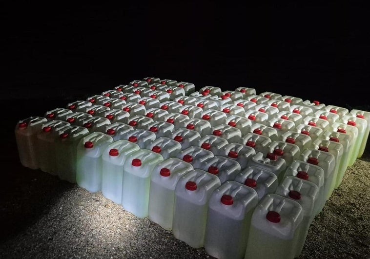 Interceptan 86 garrafas de combustible en una maniobra de apoyo al narcotráfico en Roquetas