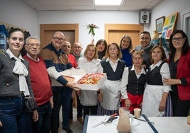 Concejales asisten al reparto de Roscones de Reyes en el municipio.