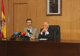 El consejero de la Junta, Ramón Fernández Pacheco, junto al alcalde de Roquetas, Gabriel Amat, en la rueda de prensa de este miércoles.