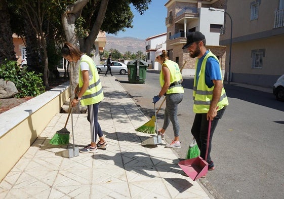 Varios trabajadores se encargan de limpiar una calle de Vícar.