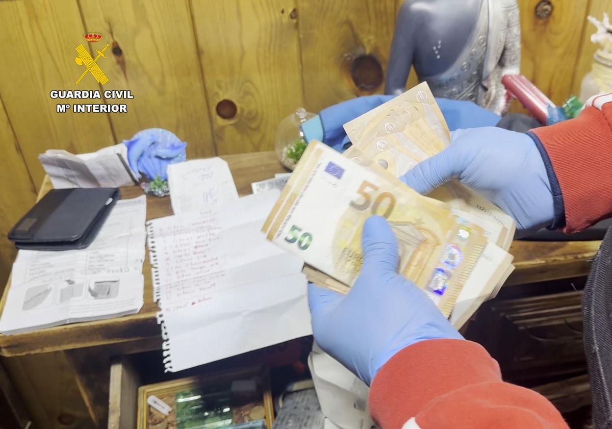 Imagen principal - Liberan a seis víctimas de explotación sexual en Roquetas tras desarticular una red con ocho detenidos