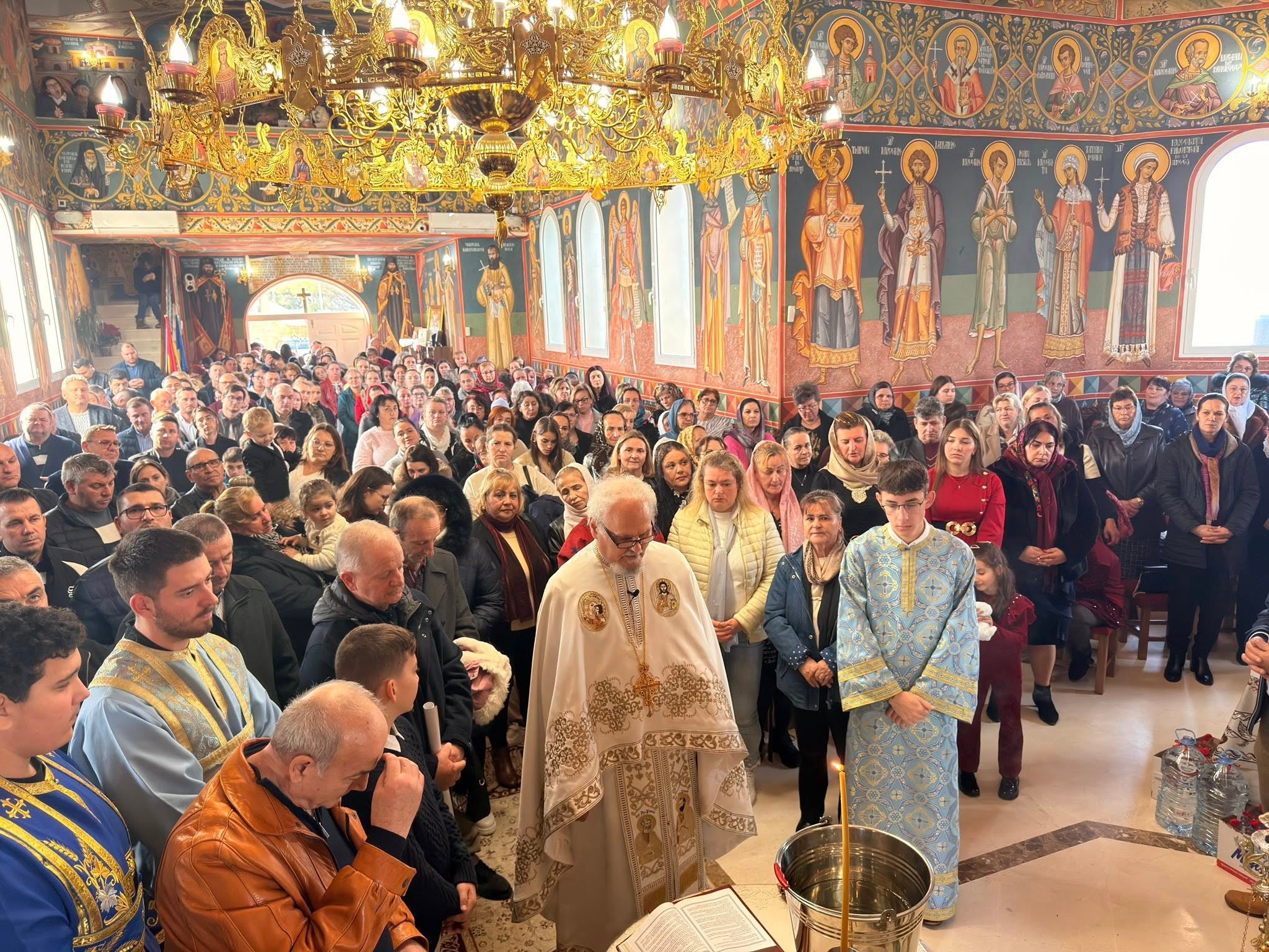 La Iglesia Ortodoxa Rumana de Roquetas celebra la misa del Bautismo del Señor