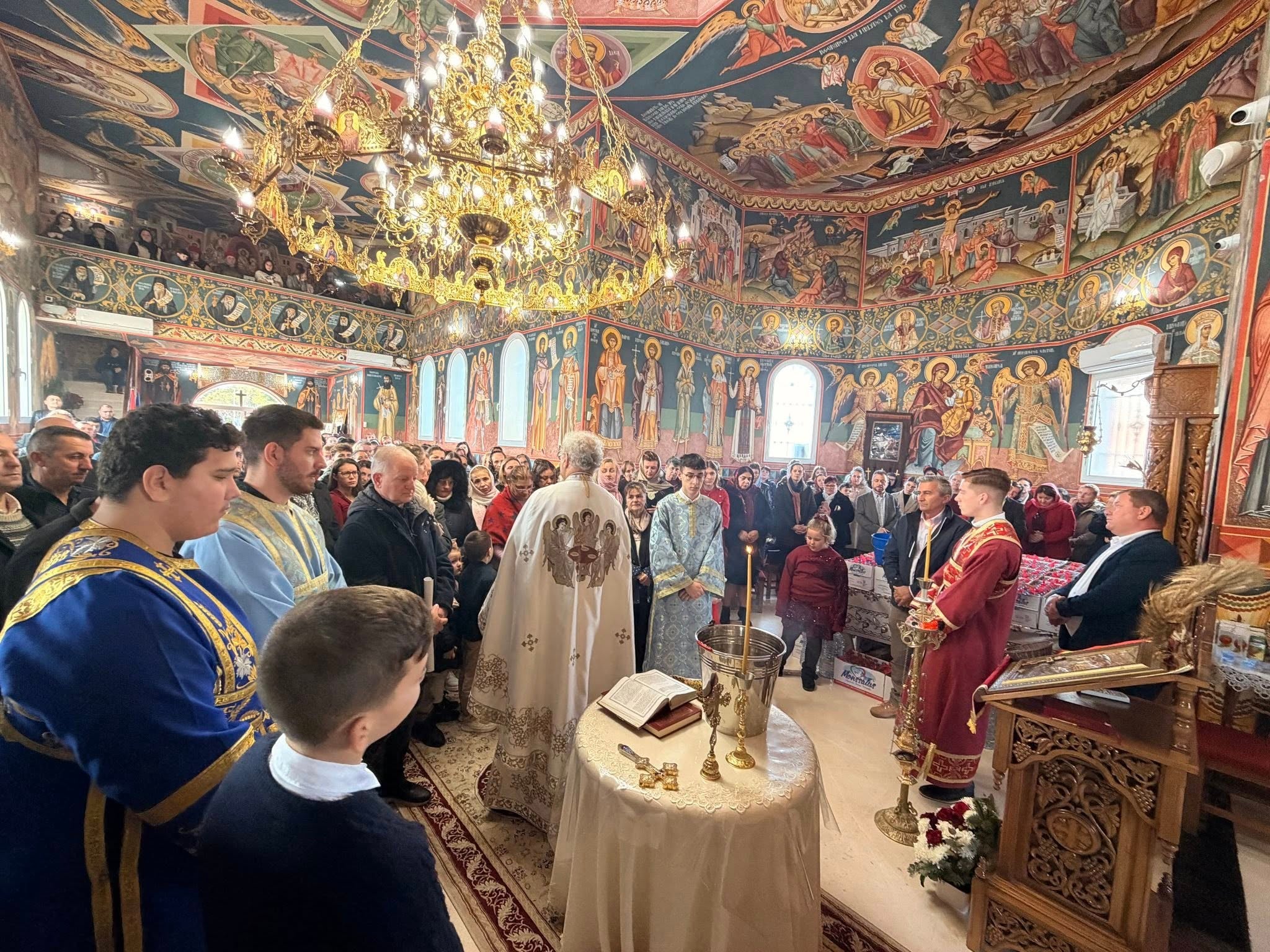 La Iglesia Ortodoxa Rumana de Roquetas celebra la misa del Bautismo del Señor