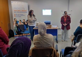 Los contenidos combinan aprendizaje teórico con actividades prácticas, como role-playing, análisis de casos, simulaciones y debates grupales